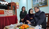 Premier vietnamita visita la Madre Heroica Lam Thi Men, en Cao Bang