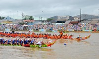 Competición tradicional de remo de los Khmers en Sóc Trang