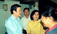 Presidente vietnamita con electores de Ciudad Ho Chi Minh