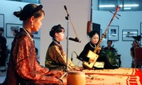 Jóvenes vietnamitas con la protección de arte tradicional