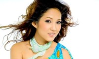 Thanh Thuy - cantante y oficial del Ejército 