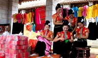 Un animado mercado de montañeses en plena capital Hanoi