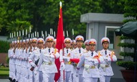 El pueblo vietnamita, orgulloso de su Patria y de su bandera nacional