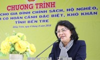 Dang Thi Ngoc Thinh remet des cadeaux aux enfants démunis de Bên Tre