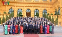 Le chef de l’État rencontre les chefs des représentations diplomatiques vietnamiennes