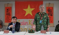 Nguyên Chi Vinh travaille avec les responsables de la MINUSS au Soudan du Sud