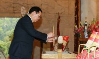 Vuong Dinh Huê visite le vestige historique de Pác Bó