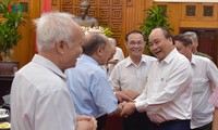 Nguyên Xuân Phuc rencontre des personnes qui ont connu de près le Président Hô Chi Minh