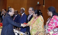 Des ambassadeurs des pays du Moyen-Orient et de l’Afrique reçus par Nguyên Xuân Phuc