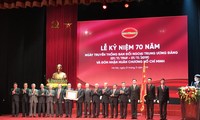 Remise de l’Ordre Hô Chi Minh à la Commission des relations extérieures du Comité central