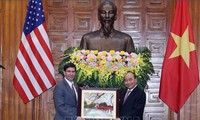 Mark Esper reçu par Nguyên Xuân Phuc