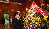 Vuong Dinh Huê rend hommage au Président Hô Chi Minh