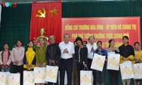 Truong Hoà Binh remet des cadeaux aux minorités ethniques de Quang Tri