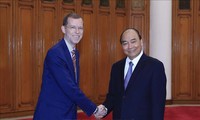 Nguyên Xuân Phuc reçoit Douglas Elmendorf et Thomas Valley