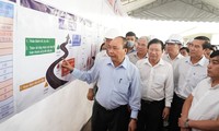 Nguyên Xuân Phuc se rend sur le chantier de l’autoroute Trung Luong-My Thuân