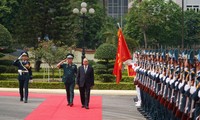 Nguyên Xuân Phuc rend visite au commandement de l’Armée de l’air