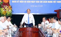 Nguyên Xuân Phuc présente ses vœux au journal Nhân Dân 