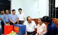 Truong Hoa Binh rend visite à des familles méritantes de la Patrie