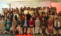 Rencontre avec les ambassadrices et les épouses d’ambassadeurs étrangers au Vietnam 