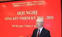 Nguyên Phu Trong à la conférence-bilan du Conseil théorique central