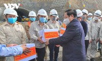 Pham Minh Chinh visite le chantier de la partie est de l’autoroute Nord-Sud