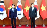 Entretien entre Bùi Thanh Son et Chung Eui-yong