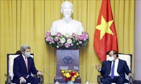 John Kerry reçu par Nguyên Xuân Phuc