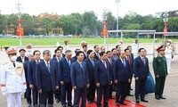 Les dirigeants rendent hommage au Président Hô Chi Minh