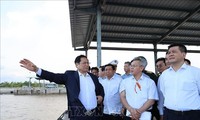 Pham Minh Chinh examine deux chantiers dans la province de Soc Trang