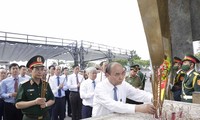 Nguyên Xuân Phuc rend hommage aux morts pour la Patrie à Truong Son