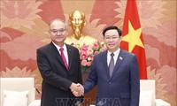 Vuong Dinh Huê rencontre Singsuk Singpai