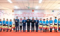 Trân Thanh Mân offre des cadeaux de Têt à Bac Giang