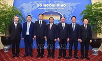 Le chef de la diplomatie vietnamienne reçoit le secrétaire du comité du PCC pour le Guangxi