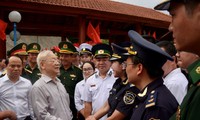 Nguyên Phu Trong visite le poste-frontière international Huu Nghi