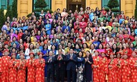 Luong Cuong rencontre des femmes âgées exemplaires