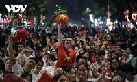 Des étrangers admirent le patriotisme des Vietnamiens lors de la grande fête nationale du 2 septembre