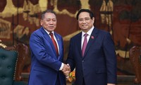 Pham Minh Chinh reçoit le ministre des Affaires étrangères et du Commerce des Îles Salomon