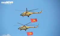 Trực thăng mang cờ đỏ thắm, tiêm kích xé gió trên bầu trời TP.HCM