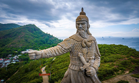 Tượng Trần Hưng Đạo ở Quy Nhơn: Bí ẩn linh thiêng trên đỉnh núi giữa lòng biển