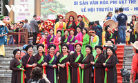 Biển người tấp nập trẩy hội Lim, “chìm đắm” trong làn điệu dân ca Quan họ