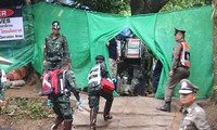 태국 소년축구팀 구조작업 현장의 첫날 이미지