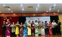 “Nếu con cái vững về ngôn ngữ bố mẹ giỏi nhất, thì việc học ngôn ngữ thứ hai, thứ ba sẽ vô cùng dễ dàng“