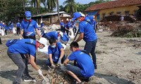 Chung tay làm sạch môi trường khu vực sông Hồng và cầu Long Biên