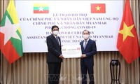 Trao tượng trưng quà của Việt Nam tặng Myanmar phòng, chống dịch COVID-19