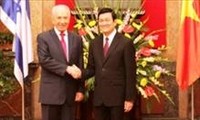 Presiden Israel Shimon Peres berkunjung di Vietnam.