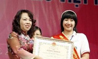 Memuji 100 pemberi donor darah yang tipikel nasional tahun 2012