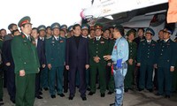 PM Vietnam  Nguyen Tan Dung mengunjungi Resimen Angkatan Udara 923