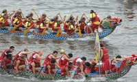 Pesta  lomba berperahu  naga tradisional di propinsi Ha Tinh