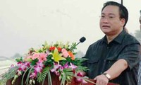 Deputi PM VN Hoang Trung Hai memeriksa  produksi pertanian  di Nam Dinh