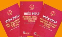 Memeriksa pekerjaan mengumpulkan pendapat rakyat terhadap rancangan amandemen UUD-1992.